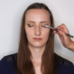 Na pohyblivé víčko jsem pro projasnění nanesla metalický tekutý stín. No a nesmí chybět ani linka která nám oko také protáhne a zvýrazní jeho tvar.