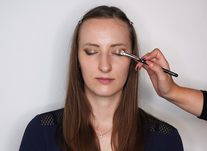 Na pohyblivé víčko jsem pro projasnění nanesla metalický tekutý stín. No a nesmí chybět ani linka která nám oko také protáhne a zvýrazní jeho tvar.