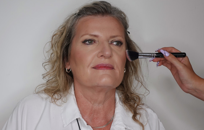 Na pleť jsem nanesla středně krycí make-up a pomocí korektoru a kontur ho vystínovala. Kontury nám pomůžou dotvarovat obličej, který by jinak pouze působil plochým dojmem. Nesmí chybět ani tvářenka, která dodá barvu a svěží nádech líčkám. Zvolila jsem jemný narůžovělý odstín. 