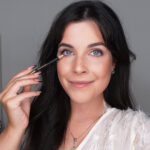 Při líčení očí nám může být velkým pomocníkem i tužka na oči. Já v tomto případě použila velmi světlou tužku od Max Factor, kterou jsem nanesla do vnitřní linky, což vytváří efekt větších a otevřenějších očí.