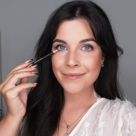 Při líčení očí nám může být velkým pomocníkem i tužka na oči. Já v tomto případě použila velmi světlou tužku od Max Factor, kterou jsem nanesla do vnitřní linky, což vytváří efekt větších a otevřenějších očí.