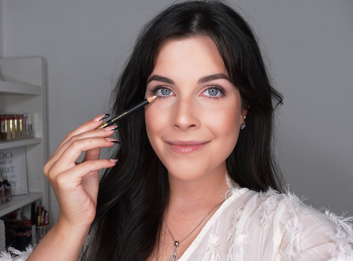 Při líčení očí nám může být velkým pomocníkem i tužka na oči. Já v tomto případě použila velmi světlou tužku od Max Factor, kterou jsem nanesla do vnitřní linky, což vytváří efekt větších a otevřenějších očí.