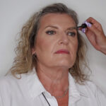 Tvar obočí jsem jemně zvýraznila pomocí gelu a zafixovala ho řasenkou na obočí, aby všechny chloupky držely na svém místě. Na závěr jsem jako vždy nalepila umělé řasy.