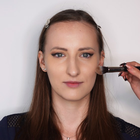 Helenka má velmi krásnou pleť, takže jsem ji jen lehce sjednotila pomocí make-upu a poté rozjasnila pomocí světlejšího korektoru. Nezapomínám ani na zvýraznění kontur, které jsem předtím make-upem zakryla. Konturuji hlavně tváře, čelo, ale lehce i nos.