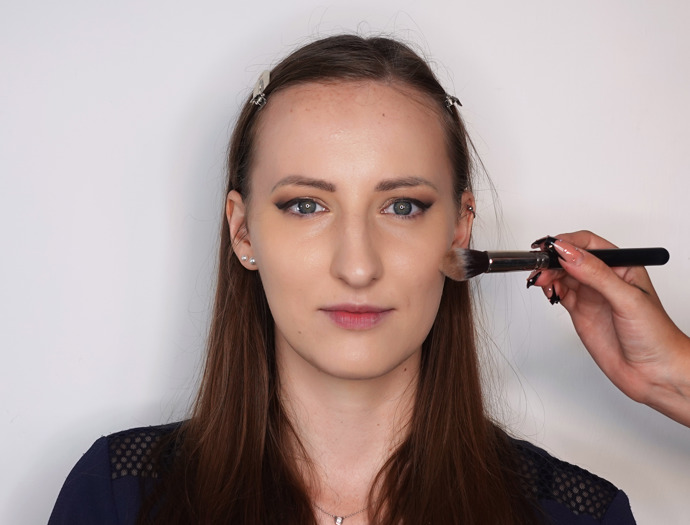 Helenka má velmi krásnou pleť, takže jsem ji jen lehce sjednotila pomocí make-upu a poté rozjasnila pomocí světlejšího korektoru. Nezapomínám ani na zvýraznění kontur, které jsem předtím make-upem zakryla. Konturuji hlavně tváře, čelo, ale lehce i nos.