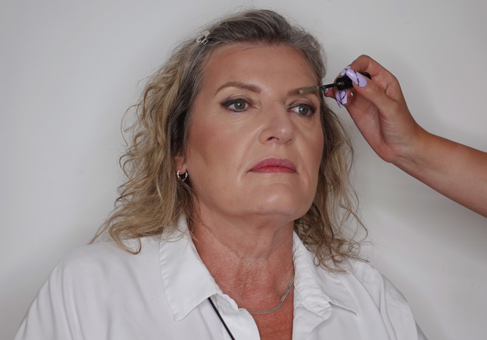 Tvar obočí jsem jemně zvýraznila pomocí gelu a zafixovala ho řasenkou na obočí, aby všechny chloupky držely na svém místě. Na závěr jsem jako vždy nalepila umělé řasy.