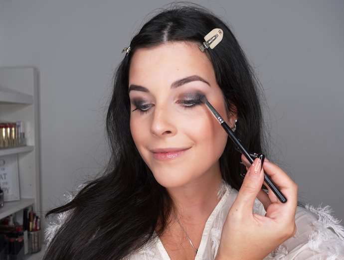 A jak za pár minut proměnit denní líčení v make-up na párty? Jednoduše znovu sáhněte po černé tužce a použijte ji jako podklad pro kouřové líčení. Nanesla jsem ji i na spodní víčko, aby oči byly ještě výraznější. Pomocí menšího štětce a tmavého stínu jsem rozpracovala tužku do ztracena. A na pohyblivé víčko jsem pro ještě dramatičtější vzhled použila metalický fialový stín. Do vnitřní linky nanesu černou tužku, aby oči s tmavými stíny nepůsobily vykuleně.