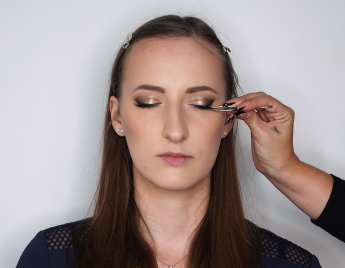 Po aplikaci tvářenky jsem zvýraznila obočí, aby proti očím nepůsobilo nedodělaně. Řasy jsem natočila, abych je mohla nalíčit řasenkou a nalepit umělé řasy. Líčení očí jsem dokončila dostínováním spodního víčka, prosvětlením koutku a dolíčením spodních řas.