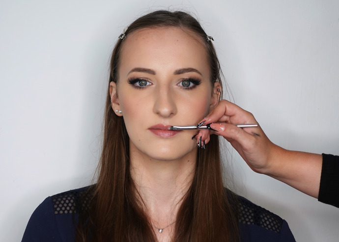 Celý look jsem završila vykonturováním rtů a jemným leskem.