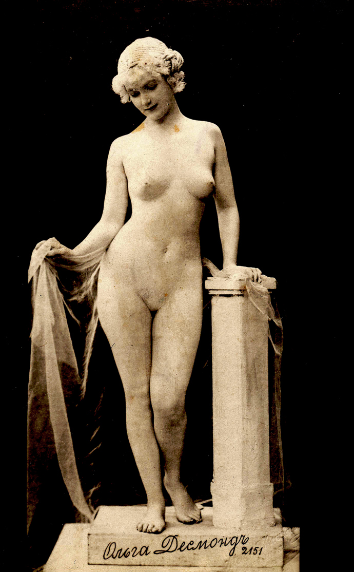 V Berlíně založila Asociaci pro ideální kulturu, kde pořádala vystoupení s názvem Živé obrazy. V nich se stylizovala do starověkých klasických uměleckých děl.