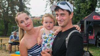 Lída Rašilovová o netradiční oslavě Sašových padesátin. Nechyběly na ní ani jeho starší dcery s vnoučkem Eliášem