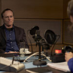 Politik Skála (Karel Roden) je známý svou prostořekostí. Na Štědrý den kvůli tomu bude muset leccos žehlit.