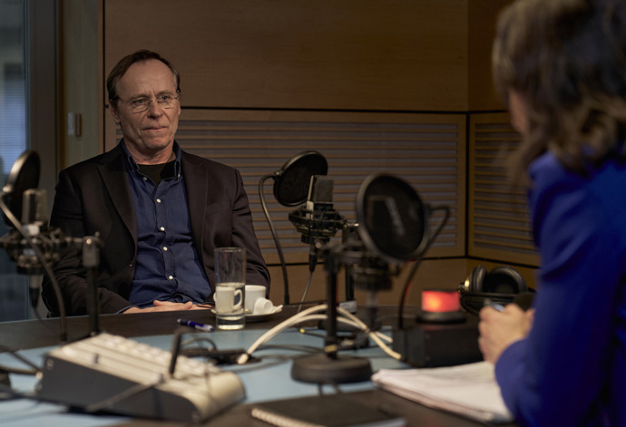 Politik Skála (Karel Roden) je známý svou prostořekostí. Na Štědrý den kvůli tomu bude muset leccos žehlit.