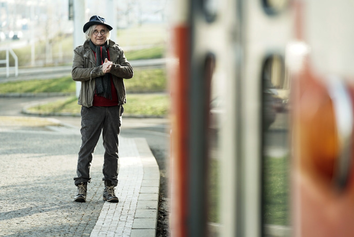 Protivný Standa (Oldřich Kaiser) se již těší na svou tramvaj...