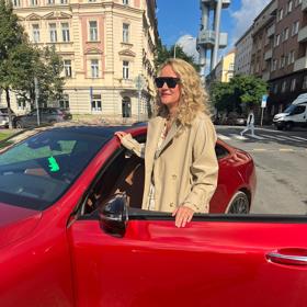 Cesty autem miluje Vendula Pizingerová ze všeho nejvíc. Čas za volantem s oblibou věnuje přemýšlení o životě.