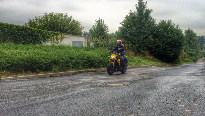 Vendula se dokonce naučila jezdit na motorce, ale od pravidelného užívání tohoto stoje ji odradila jedna nepříjemná zkušenost, kdy v zatáčce dostala smyk.