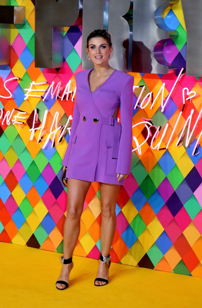 Ashley James v minimalistických sakových šatech v roce 2020. 