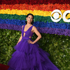 Herečka Lucy Liu v pompézních fialových tylových šatech na předávání cen Tony v roce 2019.