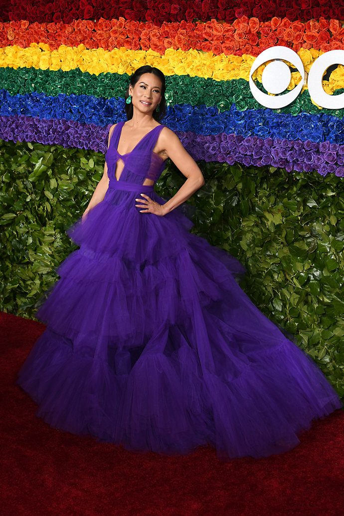 Herečka Lucy Liu v pompézních fialových tylových šatech na předávání cen Tony v roce 2019.