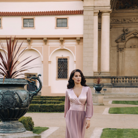 Šaty, ve kterých se Nikola fotila, pocházejí z dílny módní návrhářky Martiny Pipkové Loudové.