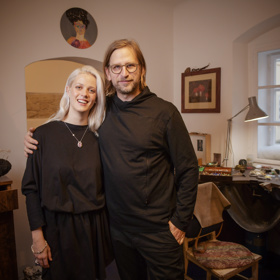 Hanuš Lamr navrhuje šperky na zakázku. Velmi ráda nosí jeho výrobky i hudebnice Terezie Kovalová. 