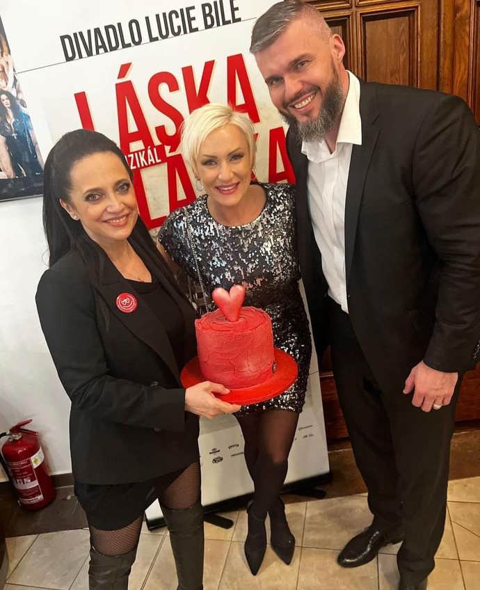 Na premiéře se s Lucií a jejím partnerem také vyfotila.