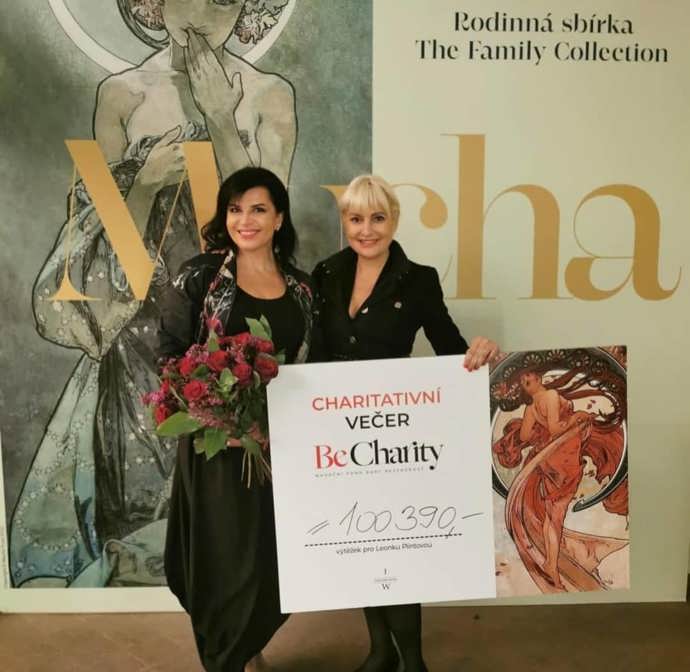 V prostorách Valdštejnské jízdárny vystoupila kromě Barbary Nesvadbové také operní pěvkyně Andrea Kalivodová.