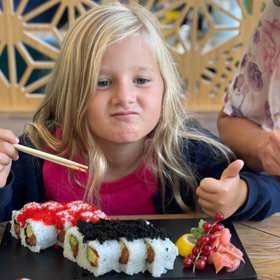 Osmiletá Rozárka si prý nejvíce oblíbila sushi.