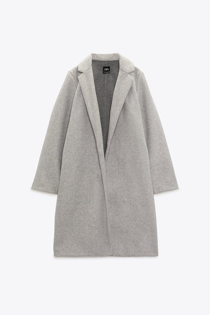 Otevřený kabát s límcem, dlouhým rukávem a postranními kapsami skrytými ve švu. ZARA, 1199 Kč