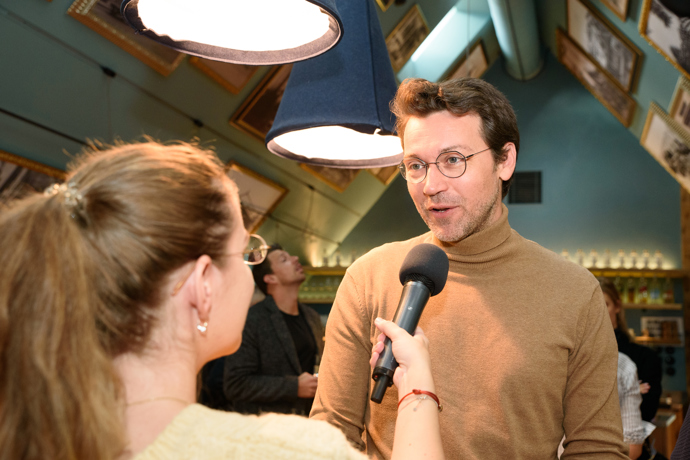 V rozhovoru pro Lifee.cz pak Hejlík prozradil, že ho manželka Veronika k vaření příliš často nepouští, protože se nechává unášet a zapomíná dodržovat předepsané postupy.