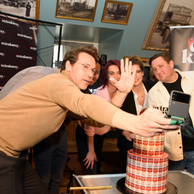 Lukáše Hejlíka jsme zastihli v restauraci U Matěje na představení nového projektu ExtraKurzy. Moderátor si zde nezapomněl se všemi protagonisty udělat selfie.