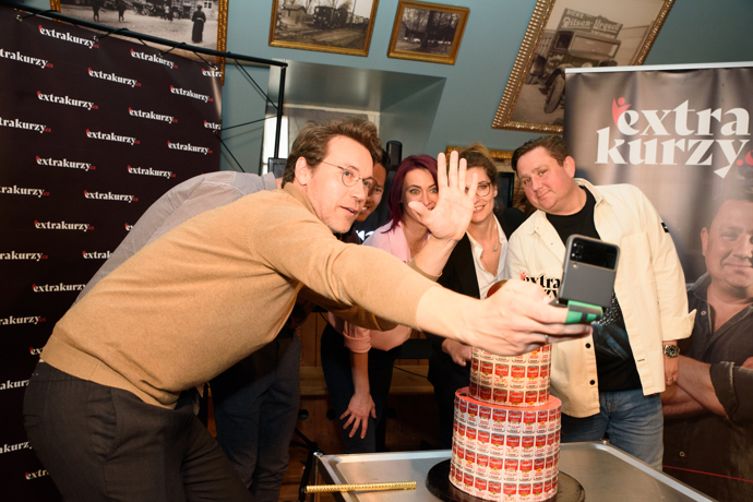 Lukáše Hejlíka jsme zastihli v restauraci U Matěje na představení nového projektu ExtraKurzy. Moderátor si zde nezapomněl se všemi protagonisty udělat selfie.