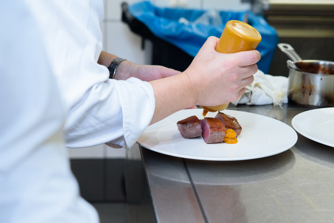 Zdeněk Pohlreich rád přirovnává svoji kuchyni k řízení letového provozu.