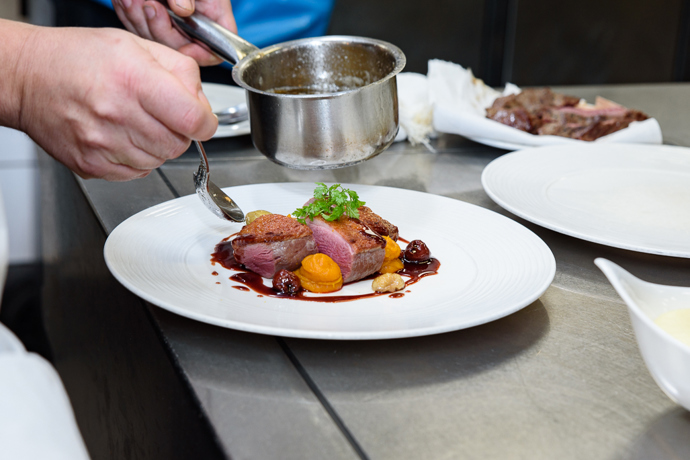 Každý z kuchařů má jasně dané místo a konkrétní funkci - od omáček, salátů, až po masa nebo dezerty.