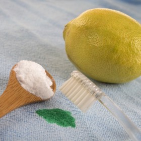 Čištění skvrn pomocí sody či kyseliny citrónové je jednoduché, šetrné a zvládnete ho i doma.