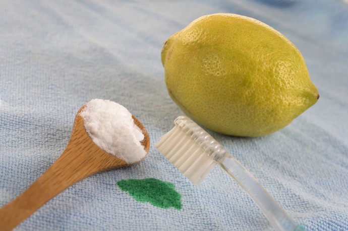 Čištění skvrn pomocí sody či kyseliny citrónové je jednoduché, šetrné a zvládnete ho i doma.