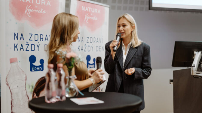 Těhotné a kojící ženy, nezapomínejte na pitný režim! Důležité je i složení tekutin