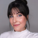 No a pokud chcete oko ještě více opticky protáhnout a podtrhnout jeho kočičí tvar, můžete pomocí linky nakreslit malý zobáček ve vnitřním koutku.