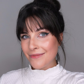 No a pokud chcete oko ještě více opticky protáhnout a podtrhnout jeho kočičí tvar, můžete pomocí linky nakreslit malý zobáček ve vnitřním koutku.