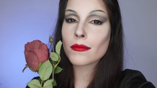 Halloweenská proměna krok za krokem: Jak doma dosáhnout looku Morticie Addams