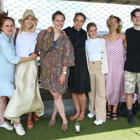 Tisková konference k seriálu Osada, kde excelují také Jana Plodková (druhá zleva) nebo Petra Nesvačilová (třetí zleva).