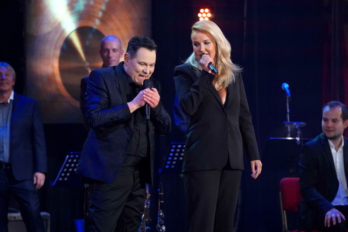 A ani nemusela, záhy jí přišel dělat společnost sám oslavenec.