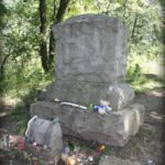 Mezi náhrobky se má procházet Bílá paní, které se říká také Madona.