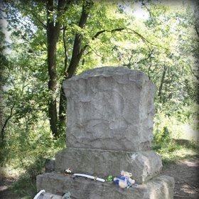 Mezi náhrobky se má procházet Bílá paní, které se říká také Madona.