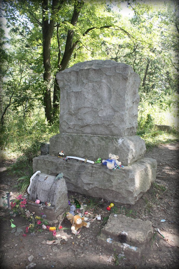 Mezi náhrobky se má procházet Bílá paní, které se říká také Madona.