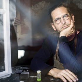 Hanuš Lamr je uznávaný šperkař, který se při své práci nechává inspirovat především přírodou.