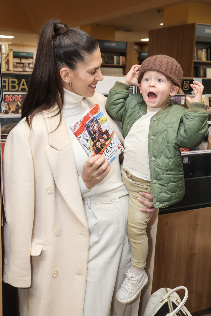 Malý Jiřík si přítomnost novinářů užíval.