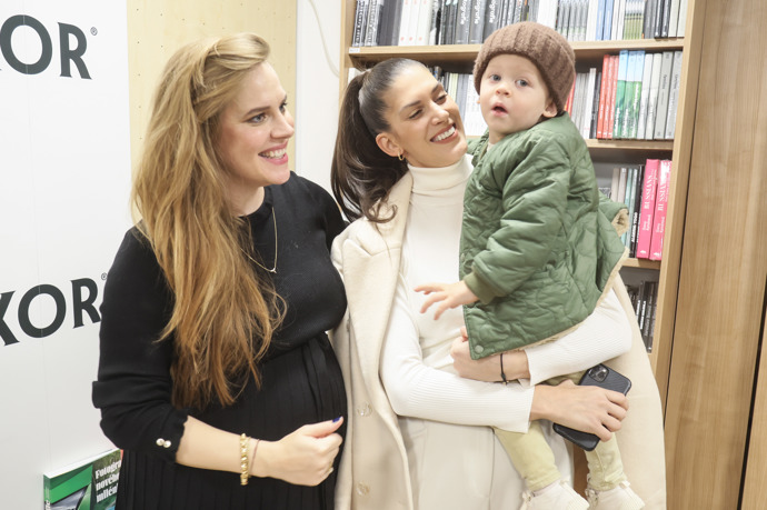 S Petrou Nesvačilovou je Aneta Vignerová kamarádka, proto ji na důležitou akci v knihkupectví přišla podpořit.