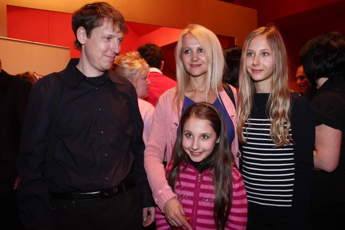 Otcem Denisy a Natálie Grossových je zesnulý expremiér Stanislav Gross.