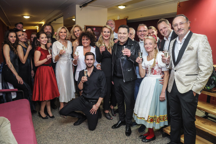 V Lucerně se sešla početná parta a večer si náramně užila.